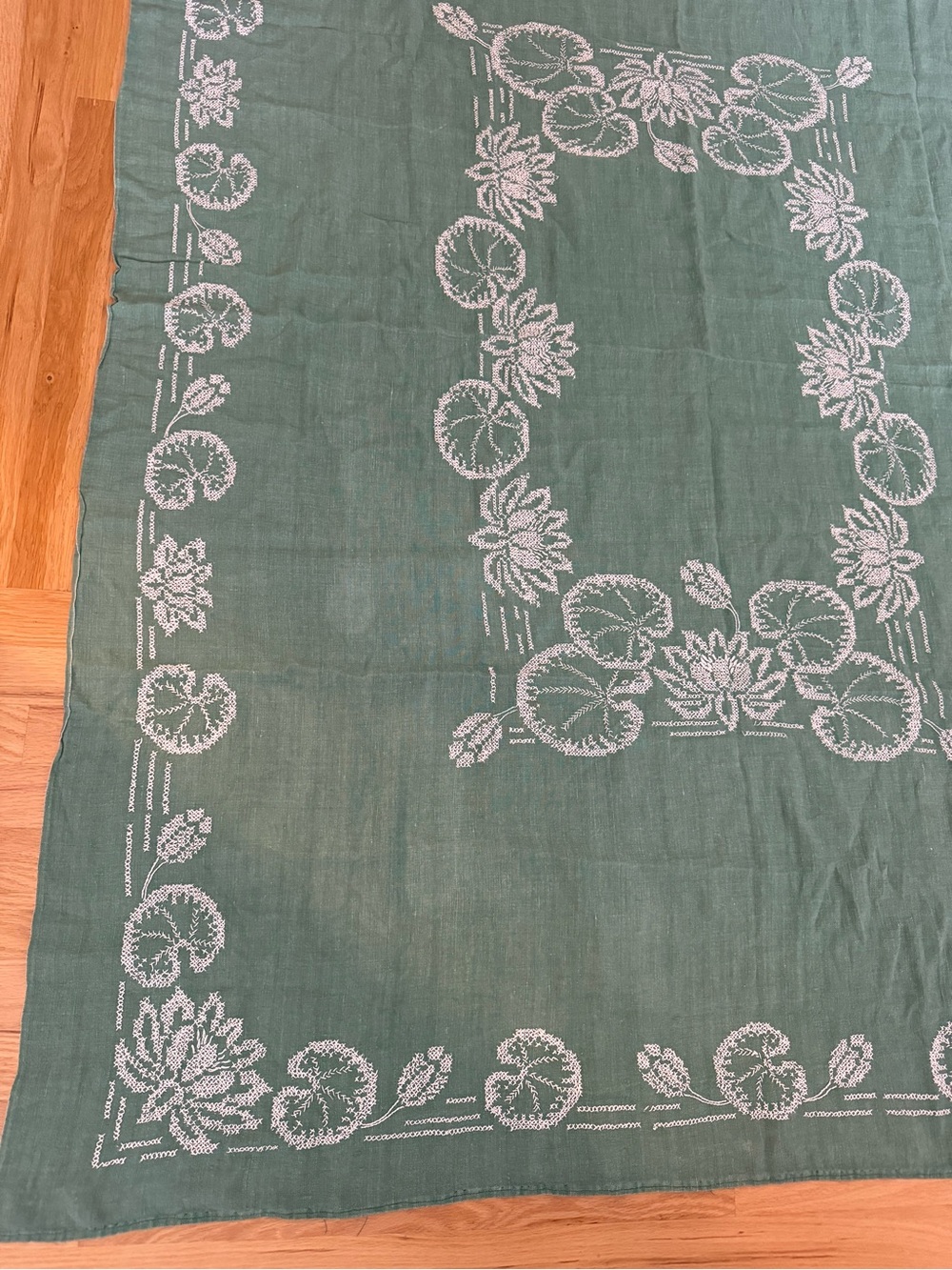 vintage linen tablecloth  white lotus embroidery and cutwork details - Picture 8 of 12